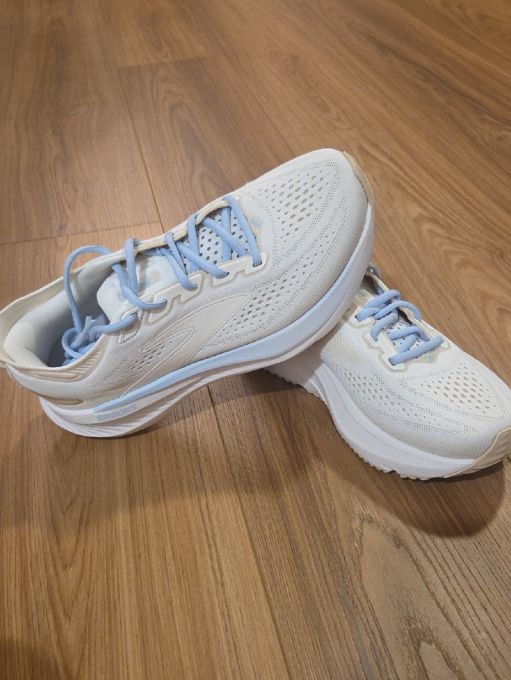 Women's Brooks Glycerin 23 Running Shoes, Size 9. Like New, White And Cream